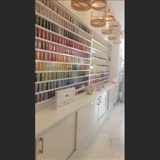 Nail salons càn tuyển thợ sẽ được hướng dẫn làm việc 